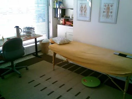 Einzeltherapieraum mit Therapieliege